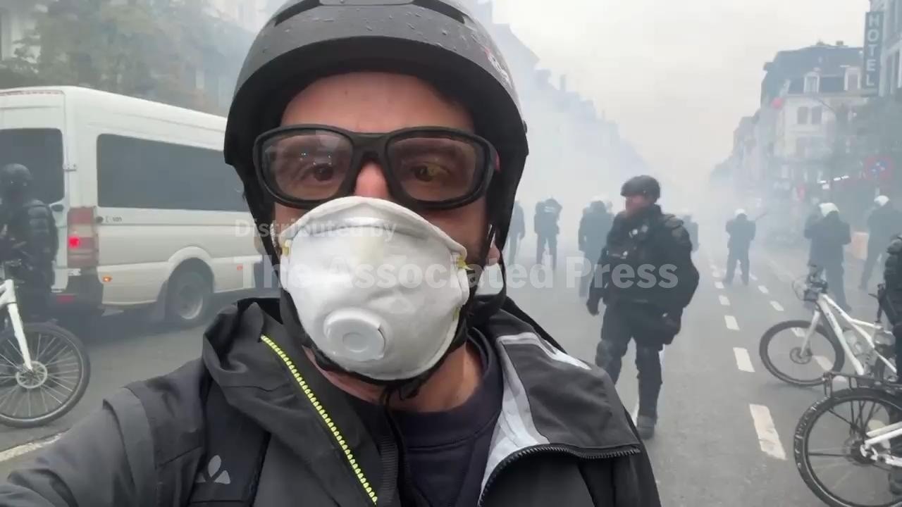 Police and masked protesters clash in Brussels as anti-austerity rally disrupts city (Video)