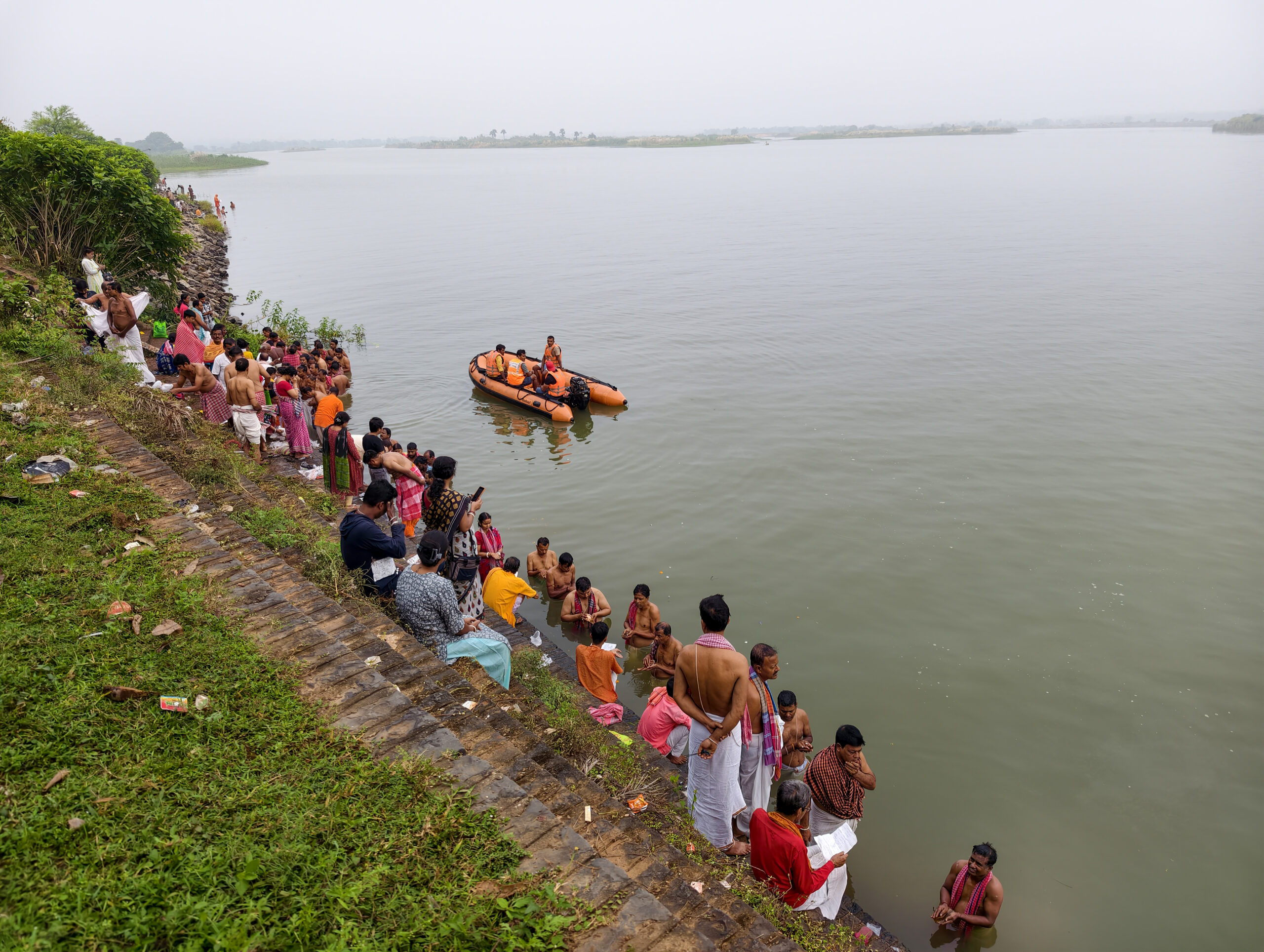 Perform Rituals Suri: Devotees Perform Pitru Tarpan Rituals #Gallery - Social News XYZ