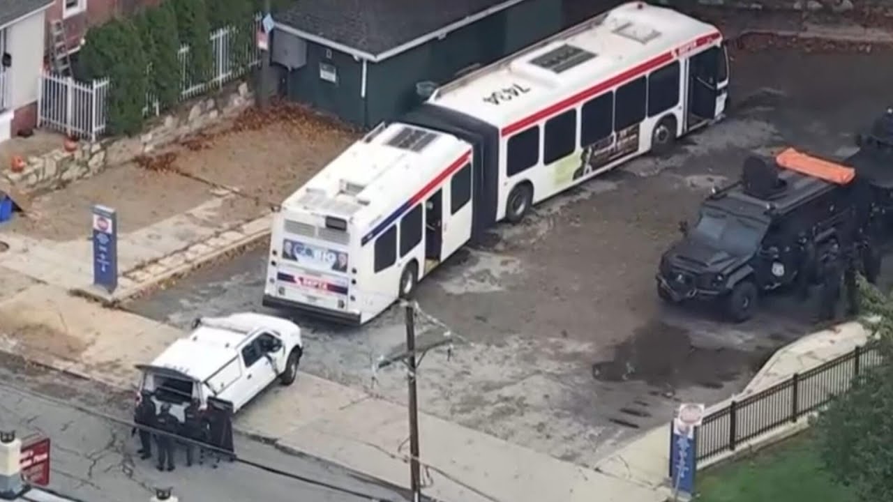 Suspected gunman barricades self on Philadelphia bus after killing 2 women, police say (Video)