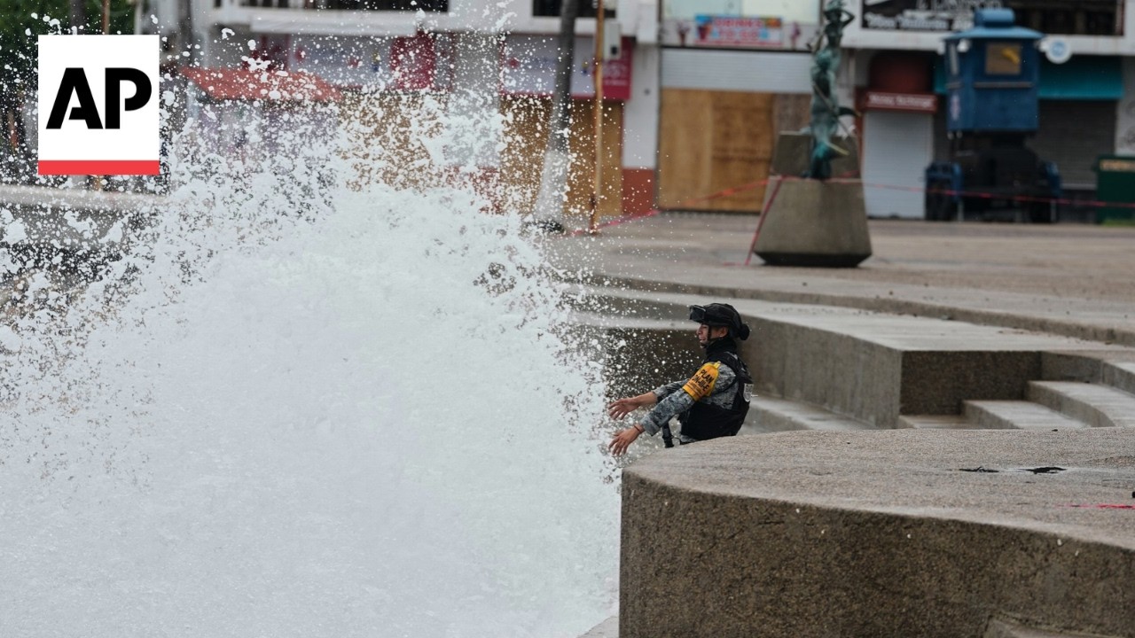 Mexico's Puerto Vallarta residents prepare for Category 4 Hurricane Simon (Video)