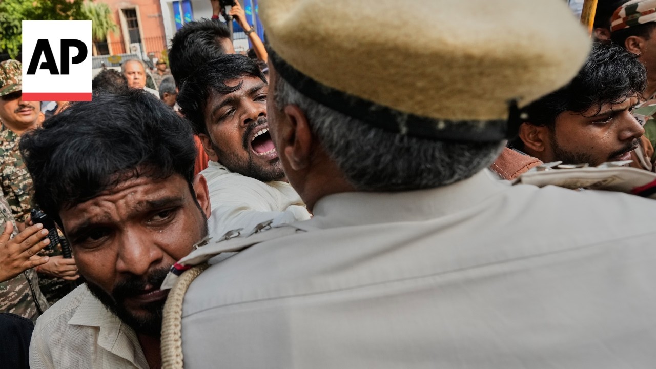 Police scuffle with members of India's Congress party in protest against election chief (Video)
