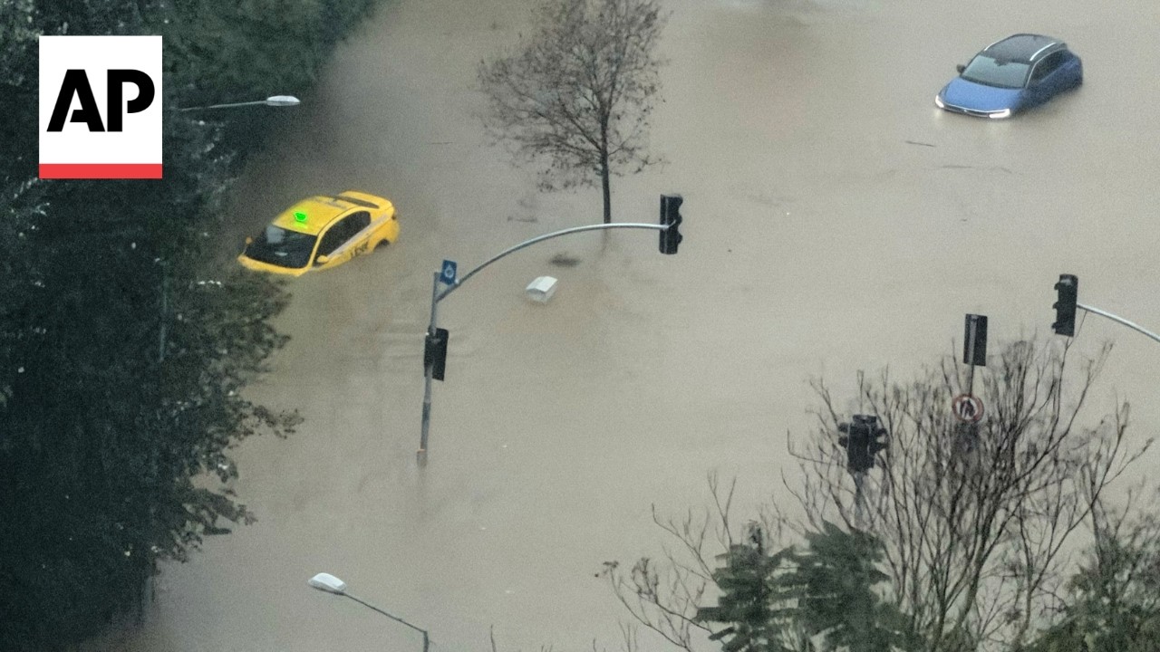 Video shows cars stranded in a partially flooded highway in Istanbul (Video)