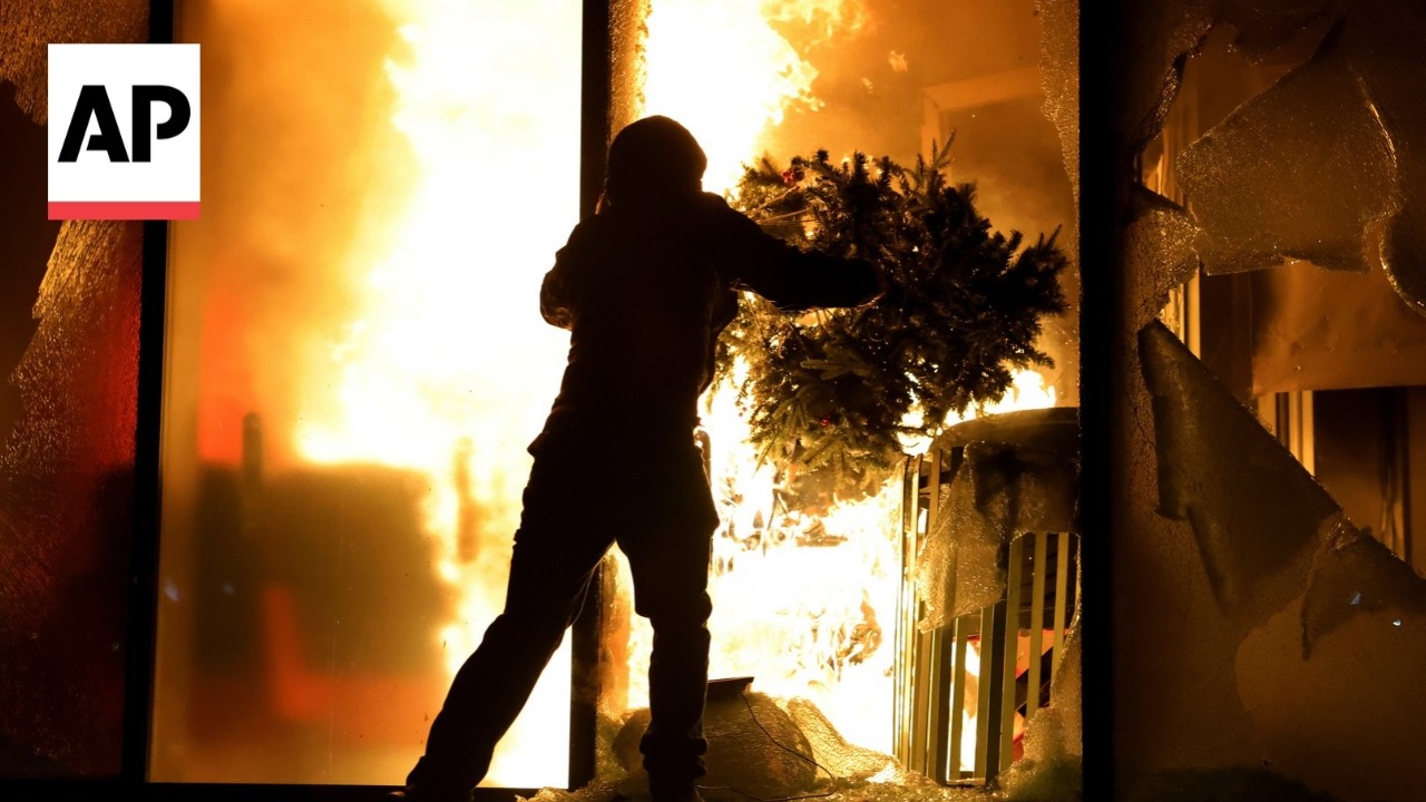Protesters set fires in Albania as students join an anti-government movement (Video)