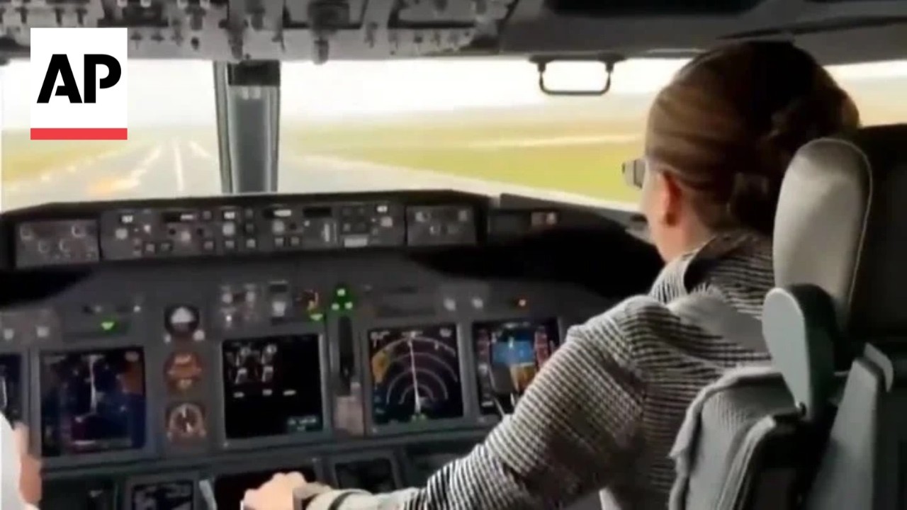 Thailand's Queen Suthida pilots a plane from Bangkok to Japan (Video)