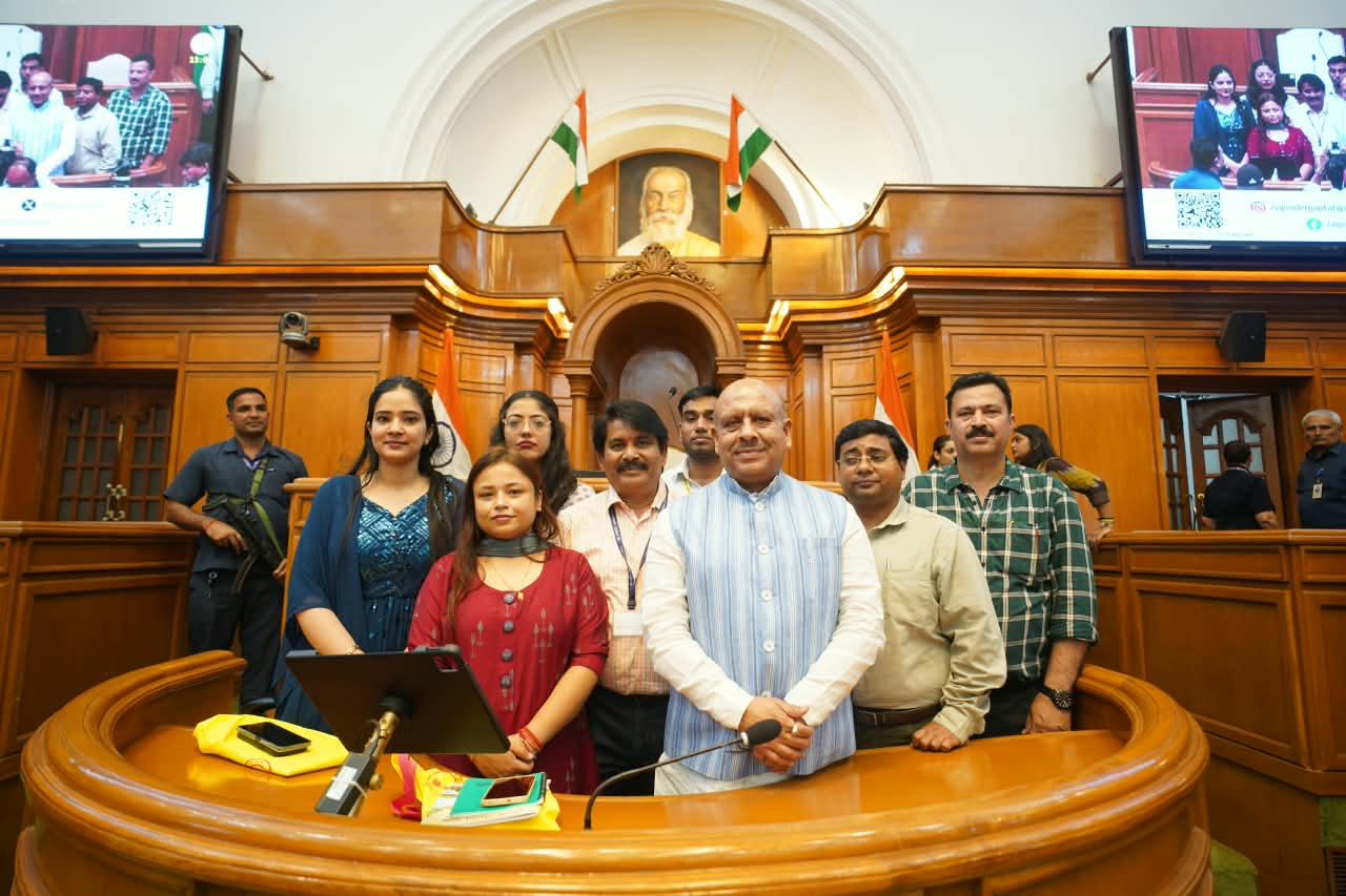 Delhi Speaker Vijender Gupta interacts with 170 students from J&K, 5 states