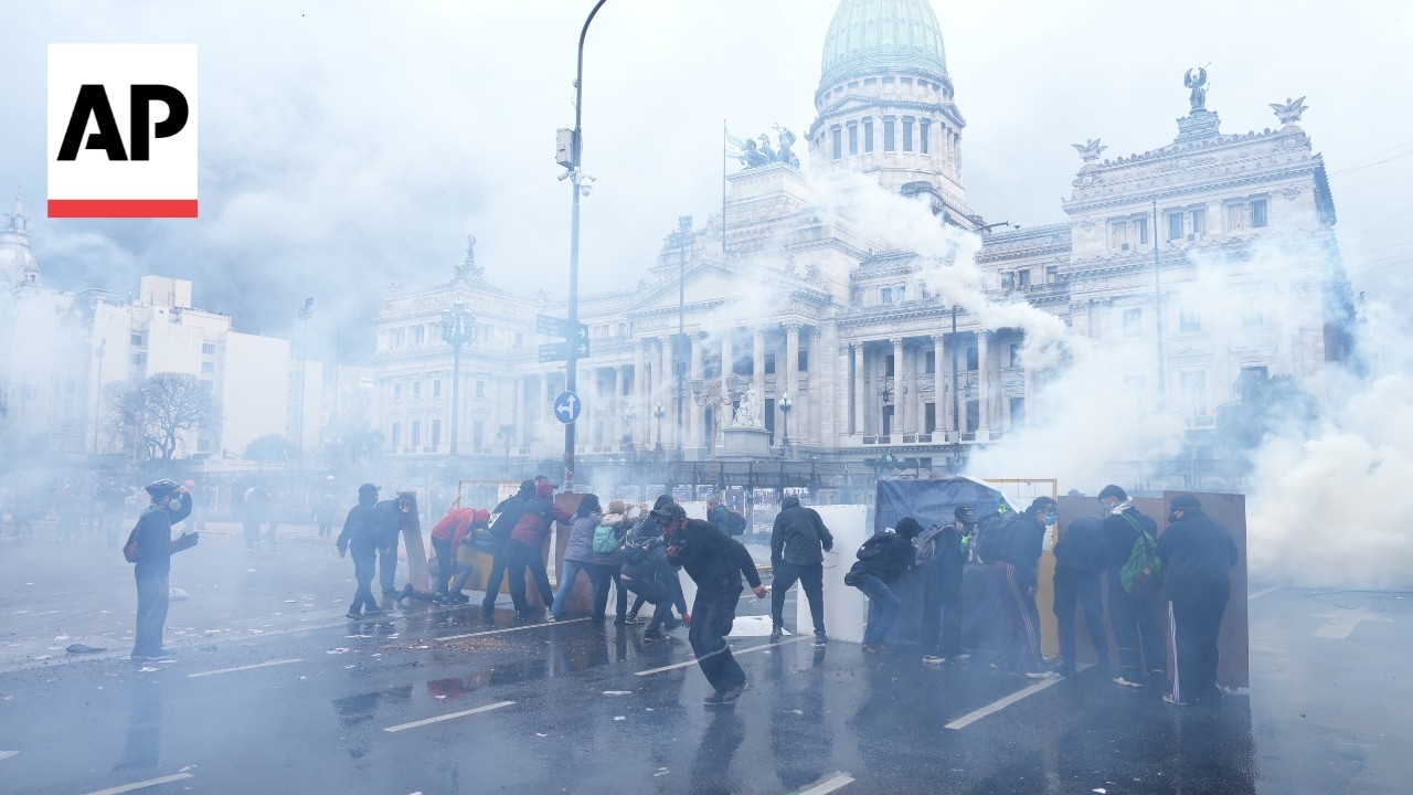 Clashes erupt at Argentine university march (Video)