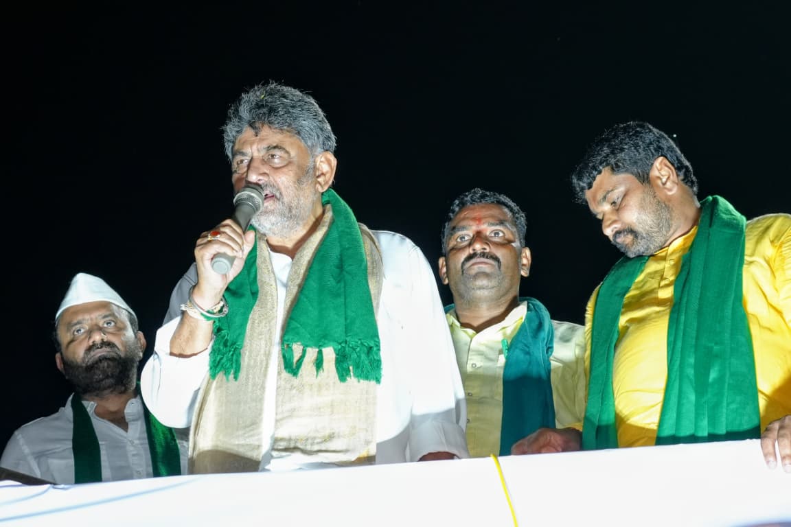 K’taka sugarcane protest: Shivakumar meets farmers, to convene meeting with stakeholders
