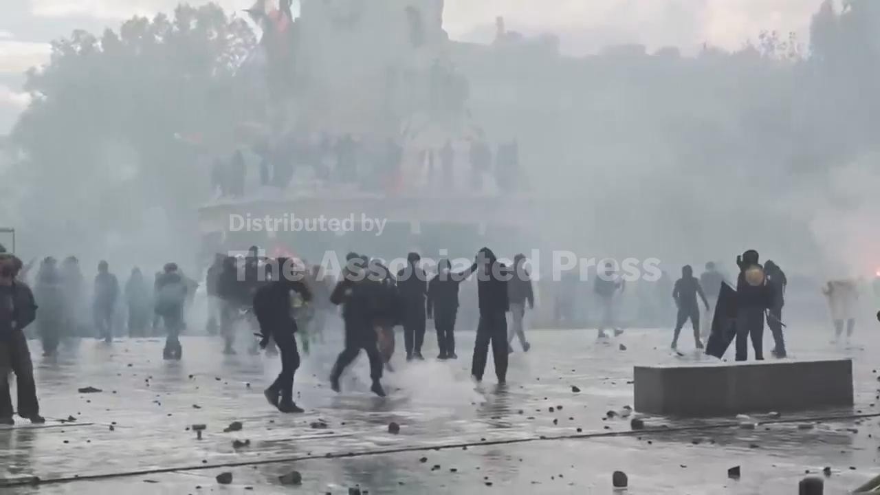 Paris police use tear gas and water cannons to disperse protesters (Video)
