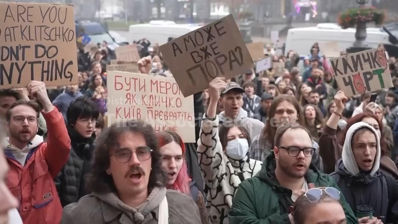Ukrainians rally to demand resignation of Kyiv Mayor Vitali Klitschko (Video)