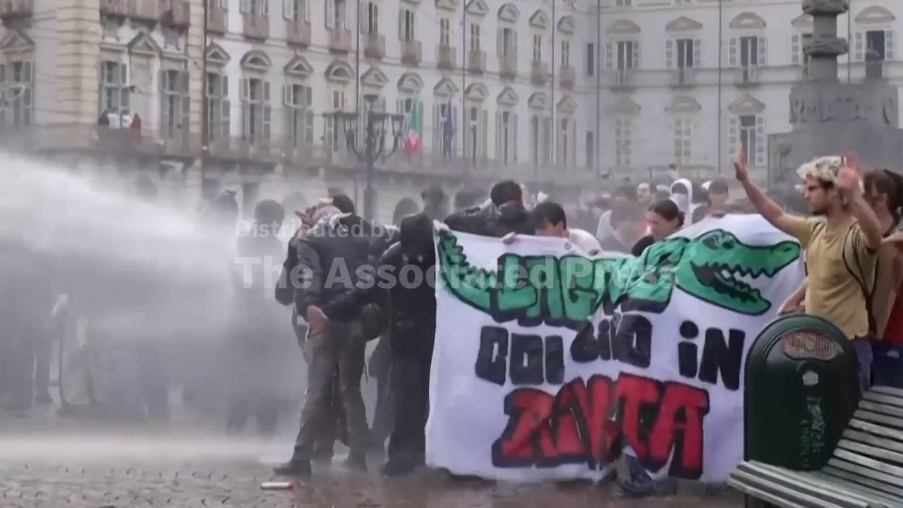 Police use water cannons to disperse student protesters in Turin, Italy (Video)