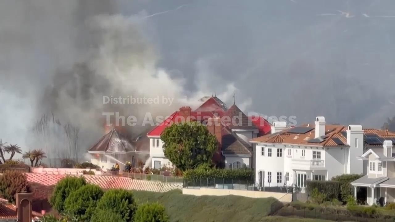 Homes destroyed by the fast-moving San Clemente wildfire in California (Video)
