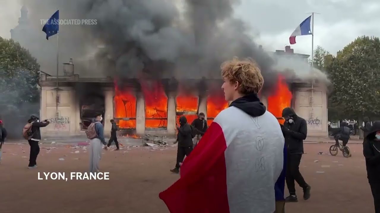 Tourist office burns in Lyon on night of unrest in France (Video)