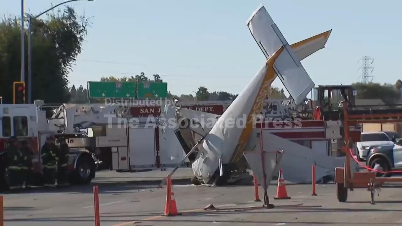 Small plane crashes on to a California roadway; no serious injuries (Video)
