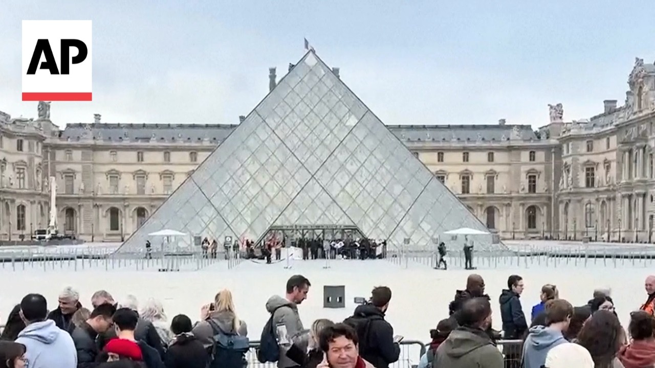 Protesters block access to the Louvre in Paris in support of the student movement (Video)