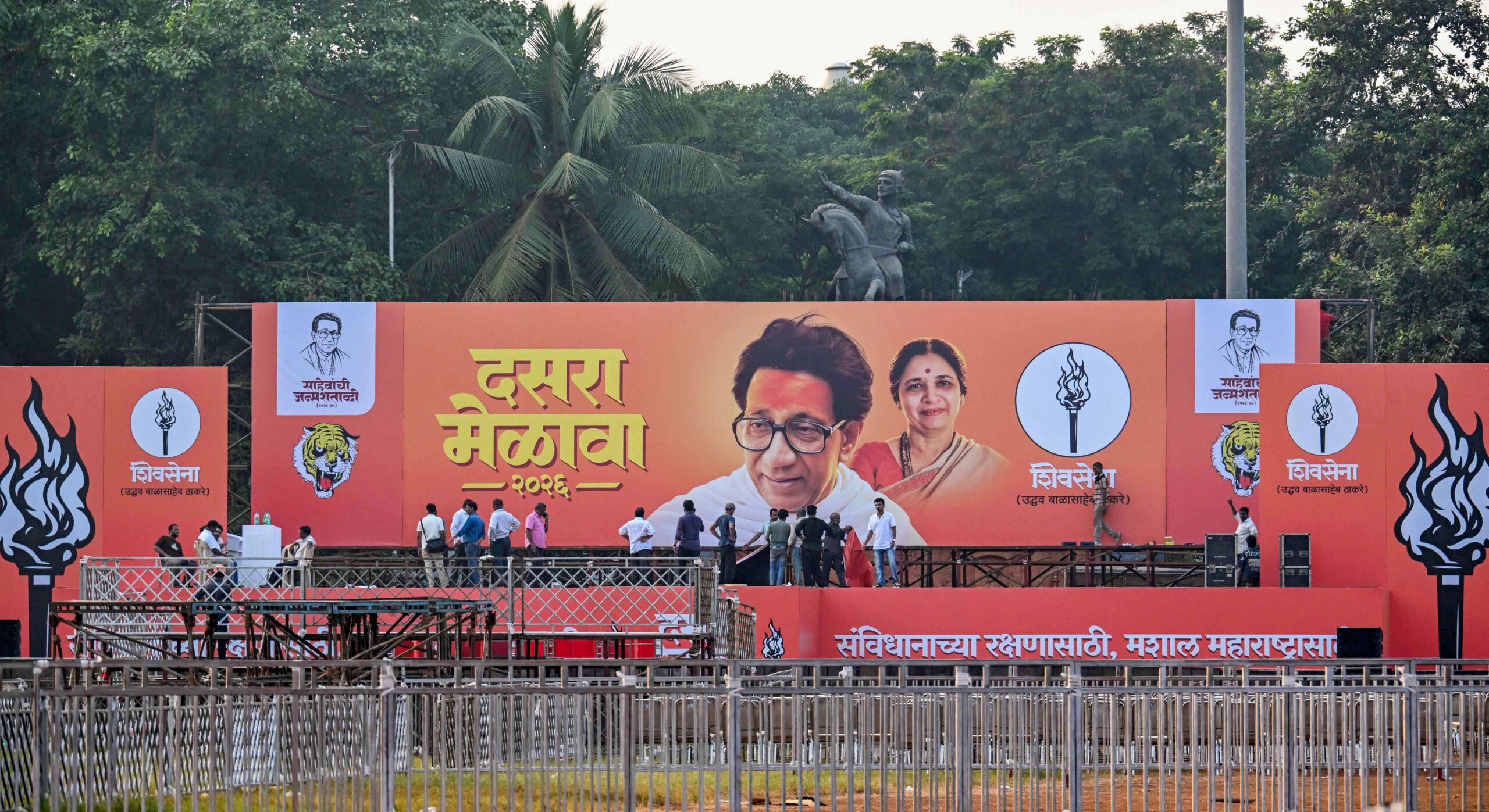 Maha political showdowns at Dussehra rallies today as Shinde, Uddhav stage shows of strength