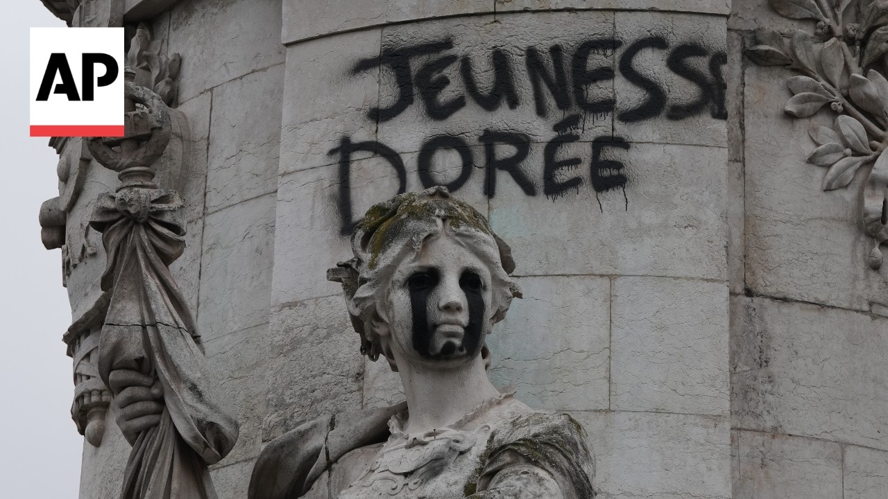 Workers remove graffiti from a monument and clean up after Paris riots (Video)