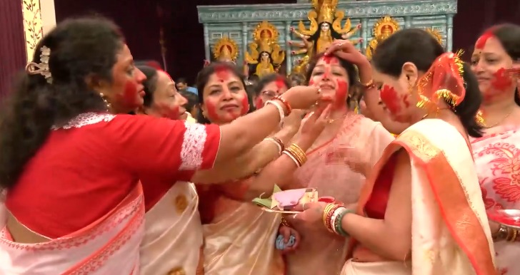 Women celebrate 'Sindoor Khela' in Delhi, Bengal, Tripura on Vijaya Dashami