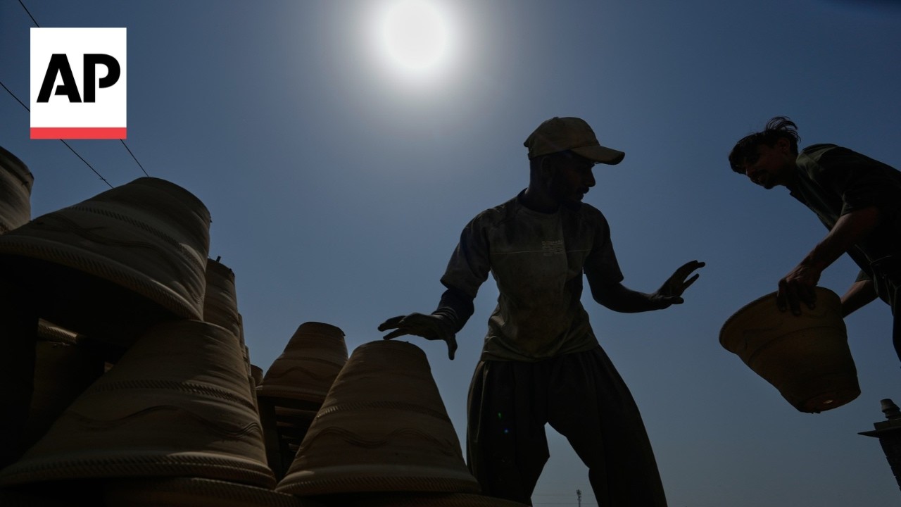 Factory workers in Pakistan face dangerous conditions under extreme heat (Video)