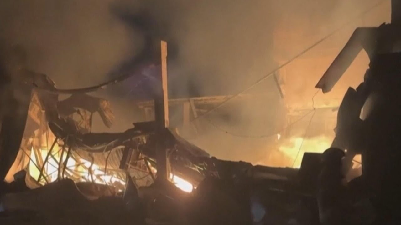Zelenskyy accuses Russia of using cluster warheads in deadly strikes on Ukraine (Video)