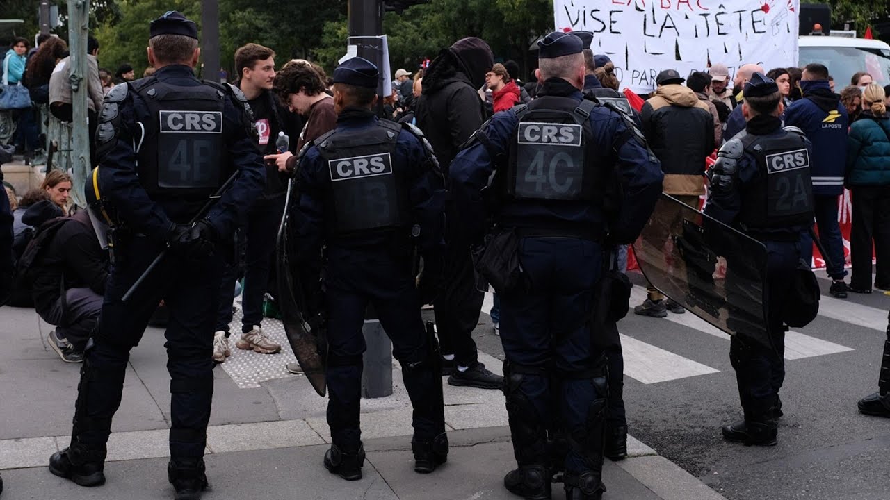 France to deploy 70,000 police officers Saturday as it prepares for more mass protests (Video)