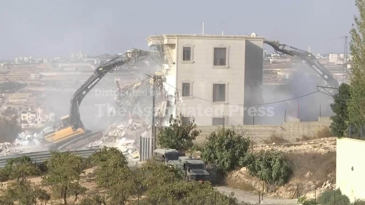 Israel demolishes Palestinian buildings in West Bank after deadly attack near Hebron (Video)