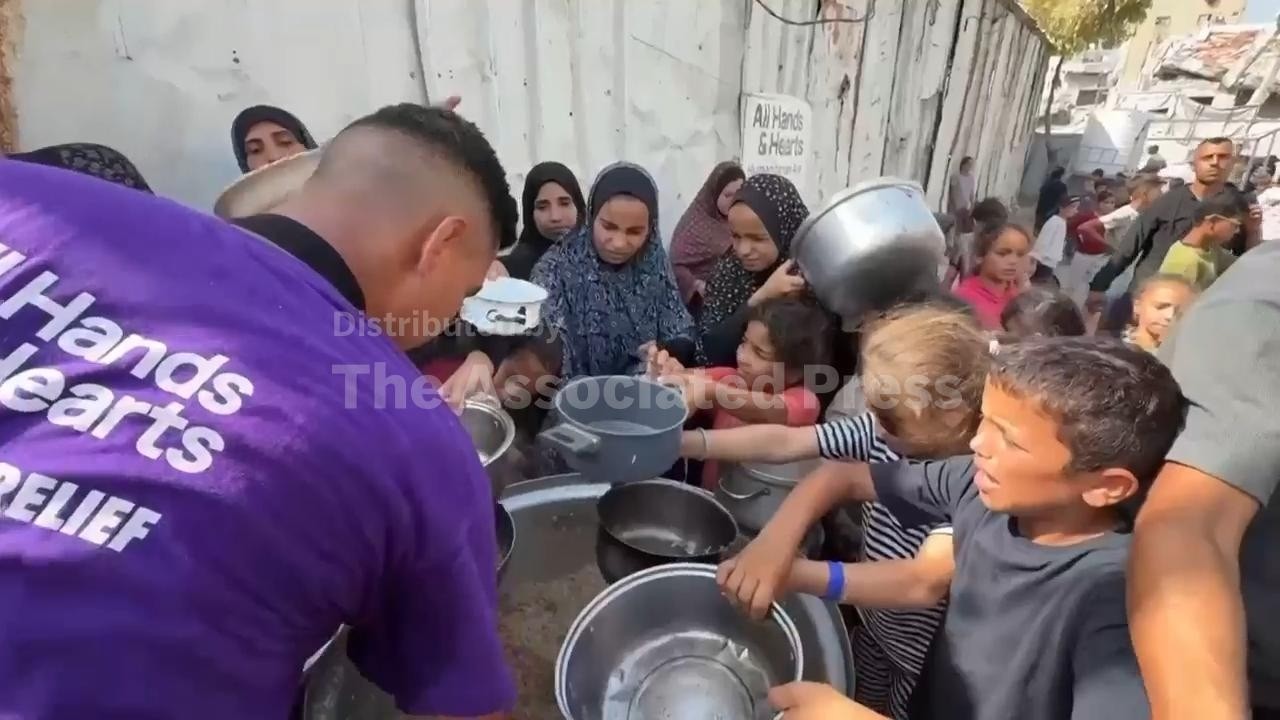 Displaced Palestinians crowd round charity kitchen in Gaza (Video)