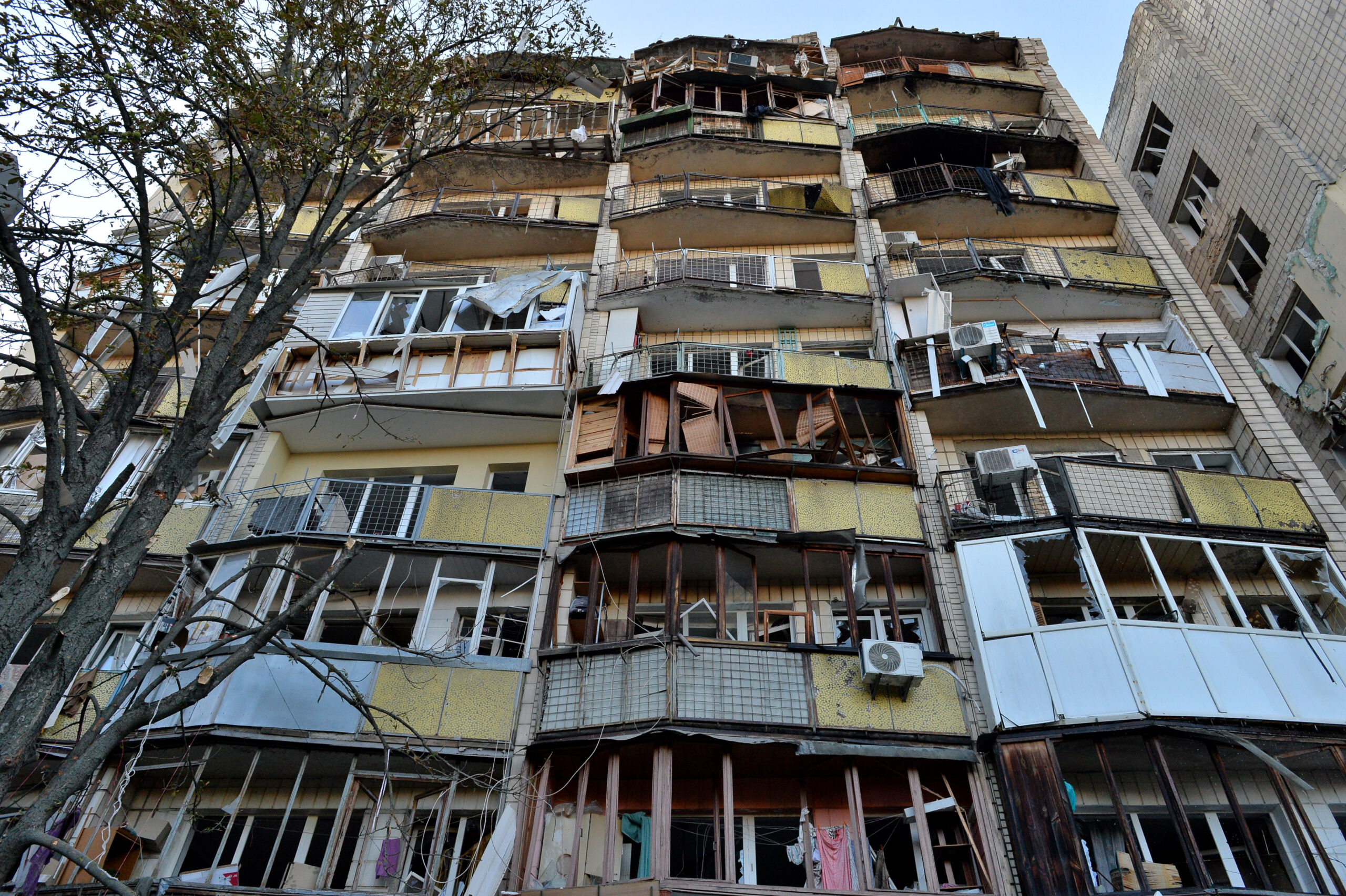 Ukraine, Russia begin humanitarian ceasefire in Oleshky