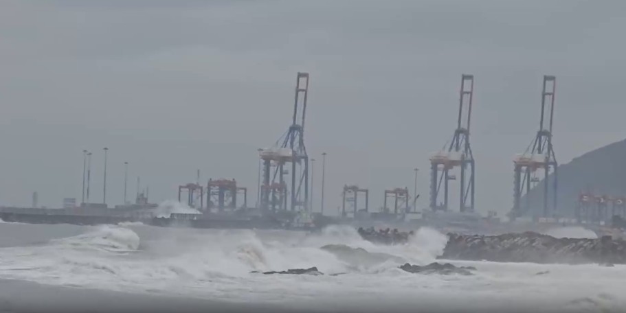 'Arnab' turns into very severe cyclone; impact begins along Andhra coast
