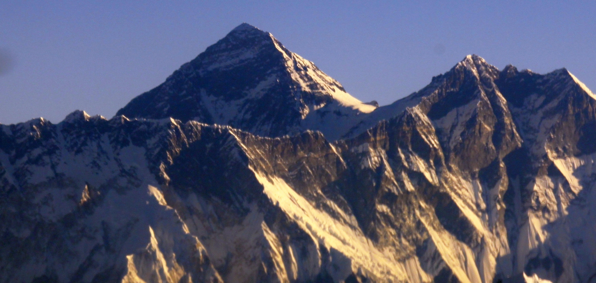 Nepal suspends Himalayan trekking permits amid heavy snowfall, avalanche risk