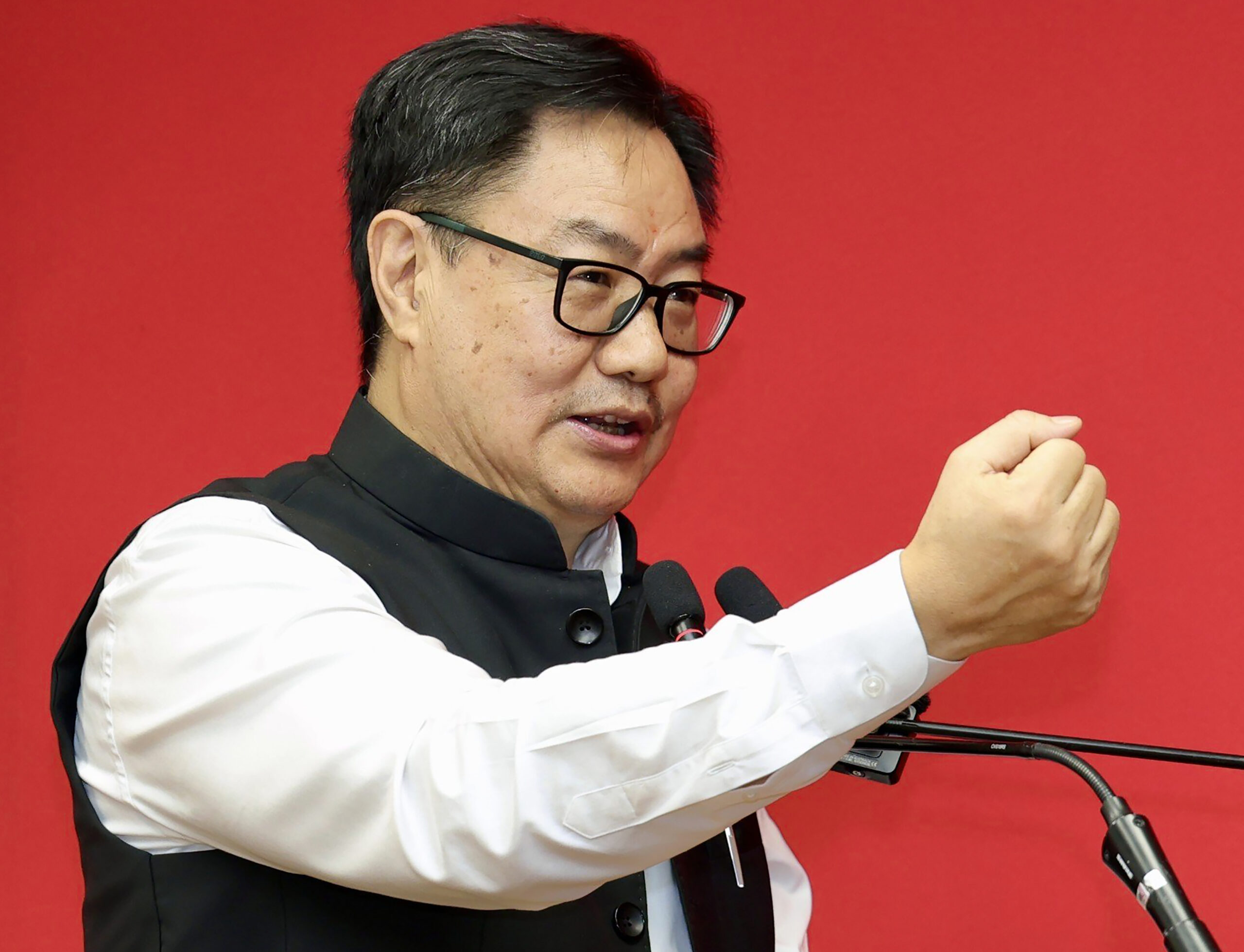 'Dangerous for democracy,' Kiren Rijiju hits out at Naseeruddin Shah ...
