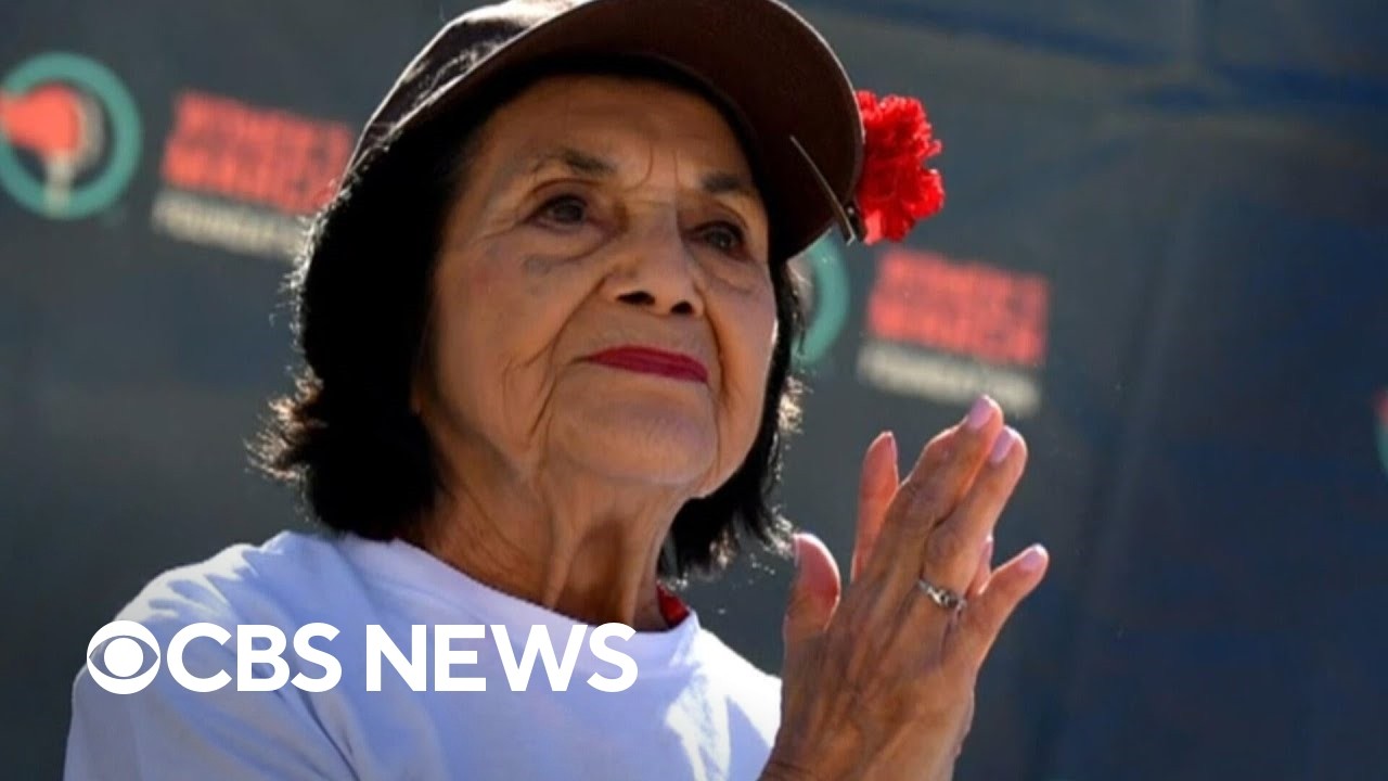 Dolores Huerta, activist who stood behind farmers and Latinos, dies at 96 (Video)