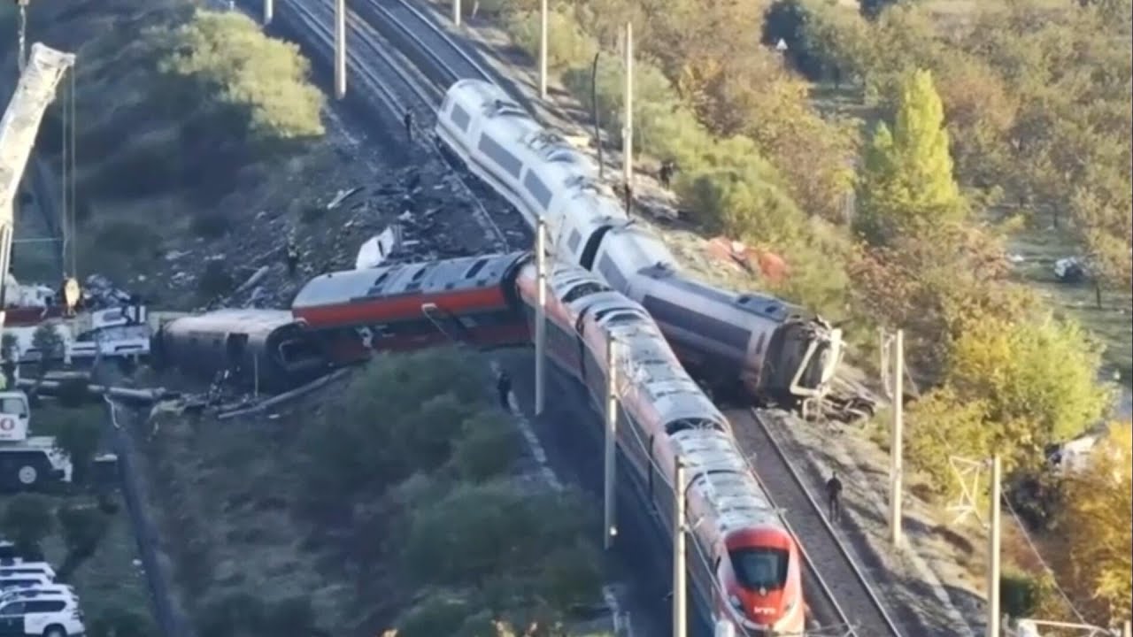 Deadly Spain high-speed train crash occurred after "inexplicable" controller decision, official says (Video)