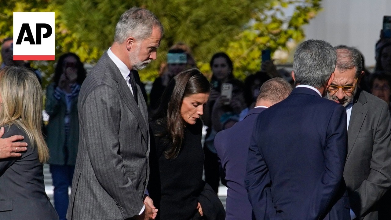 Spanish King visits victims of train crash near Toledo (Video)