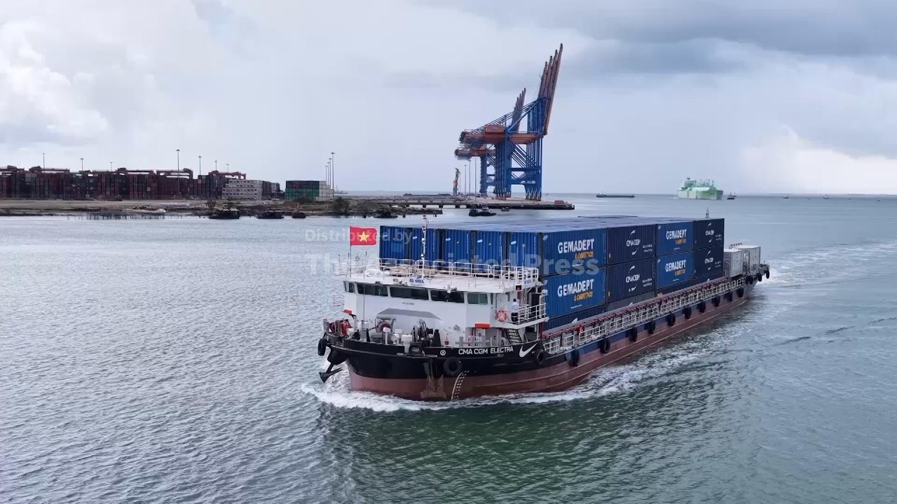 Vietnam launches electric barge to cut emissions from shipping container transport (Video)