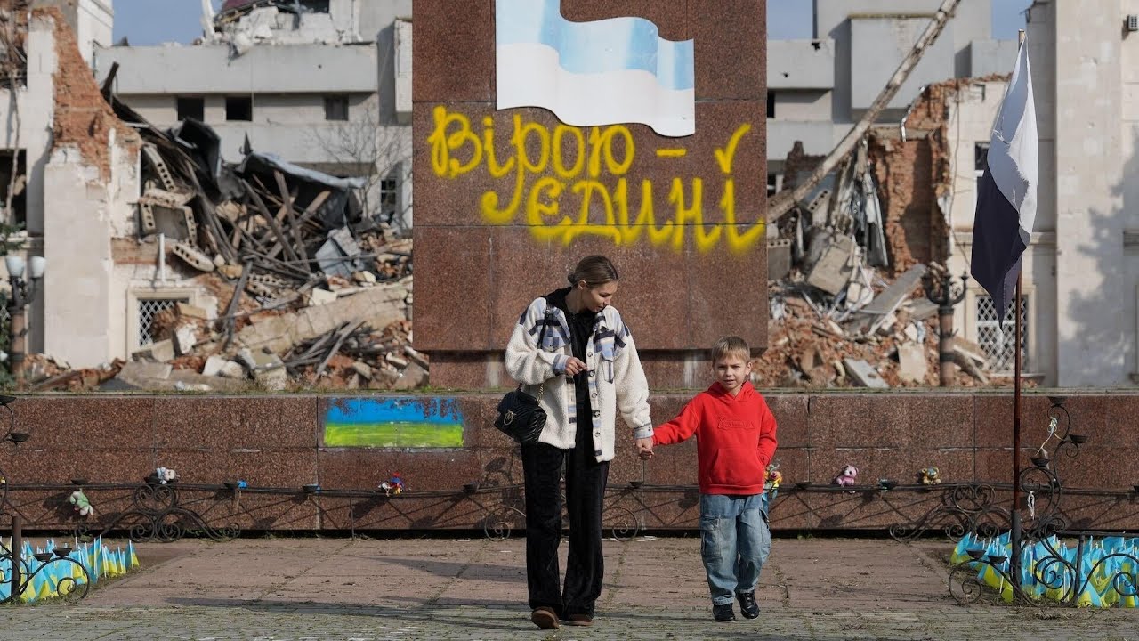 Ukrainians trapped in a Russia-held city get chance to flee war during local ceasefire (Video)