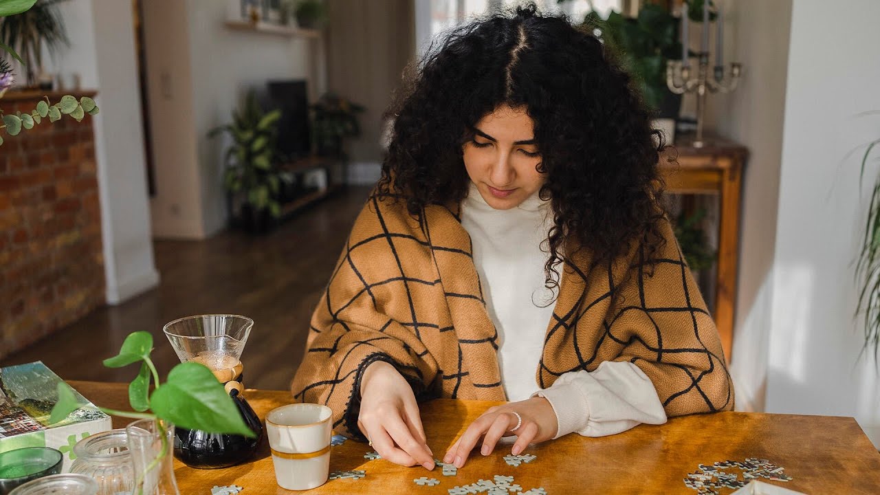Gen Z turns to books and puzzles to reduce time spent doomscrolling (Video)
