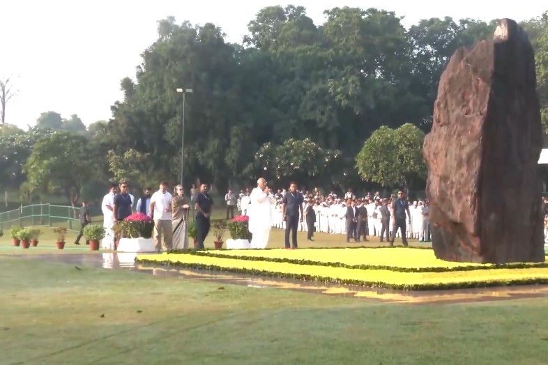 Congress pays tributes to Indira Gandhi, calls her 'symbol of indomitable courage'