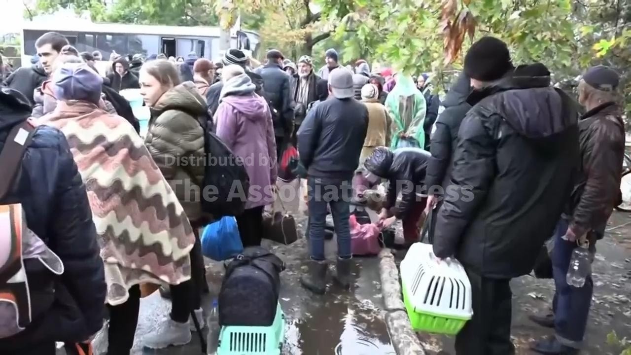 Oleshky residents begin evacuation journey as local Ukraine-Russia truce holds (Video)